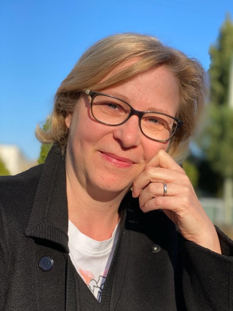 Buchautorin Sue Fröhlich Buchautorin des Schatzkästchen - Ausfüllbuch für Erwachsene - Sue Fröhlich lächelt in die Kamera